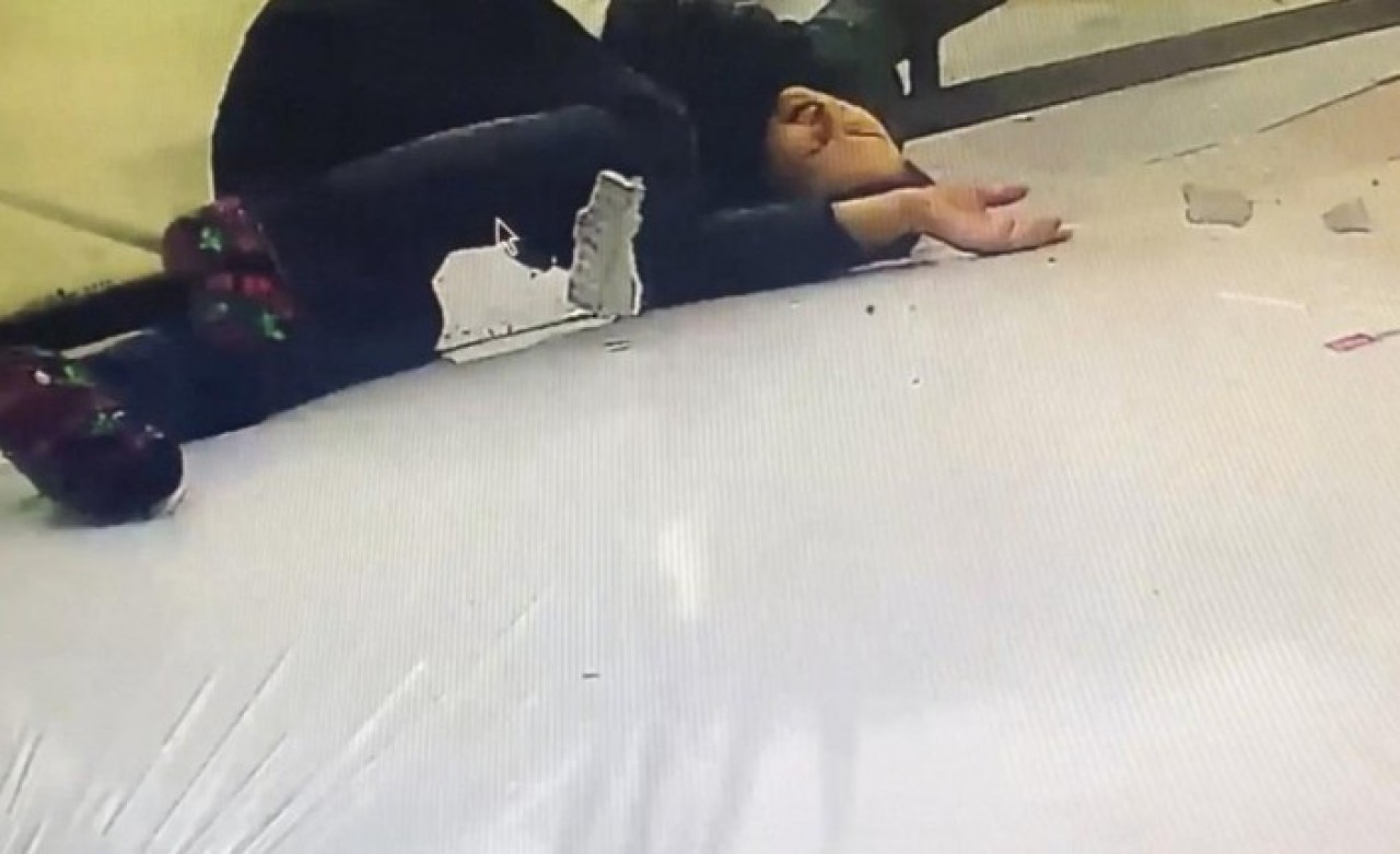 Pencere silerken aşağı düşen Burcu Aydoğan'ı yerdeki süngerler kurtardı