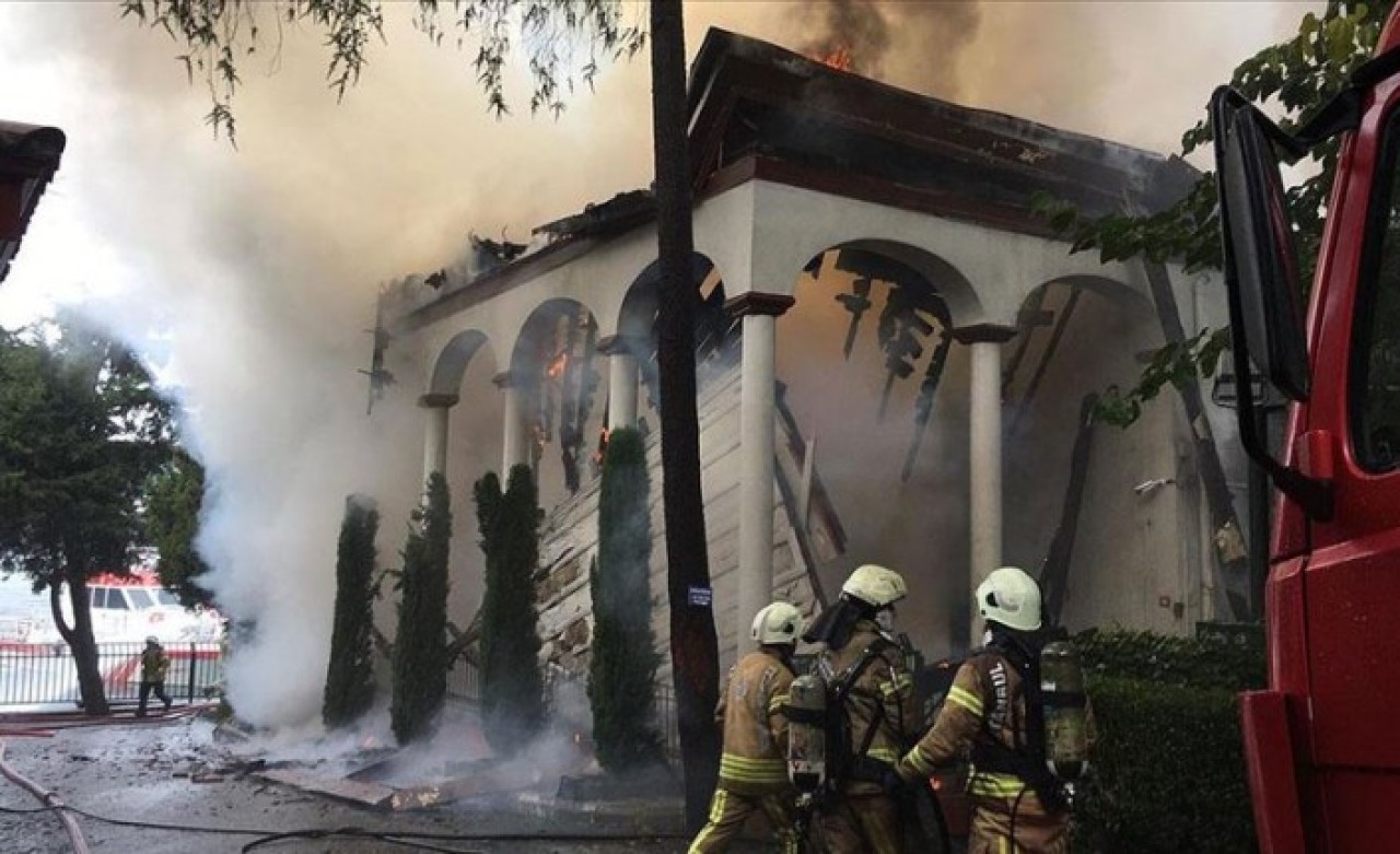 Tarihi Vaniköy Camisi yandı