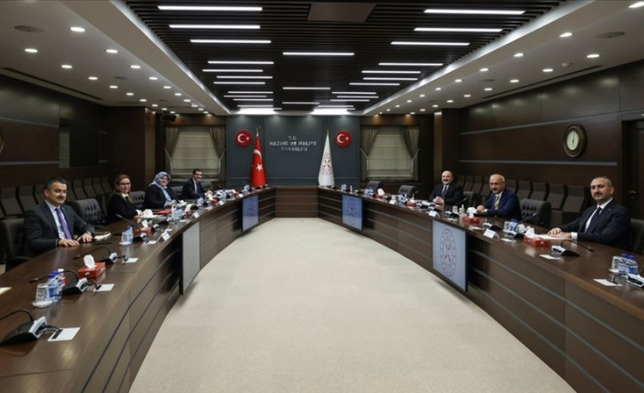 6 bakandan kritik toplantı: Lütfi Elvan'dan açıklama