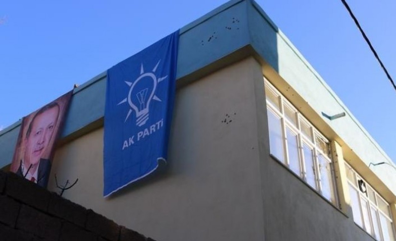 AK Parti ilçe binasını uzun namlulu silahlarla taradılar
