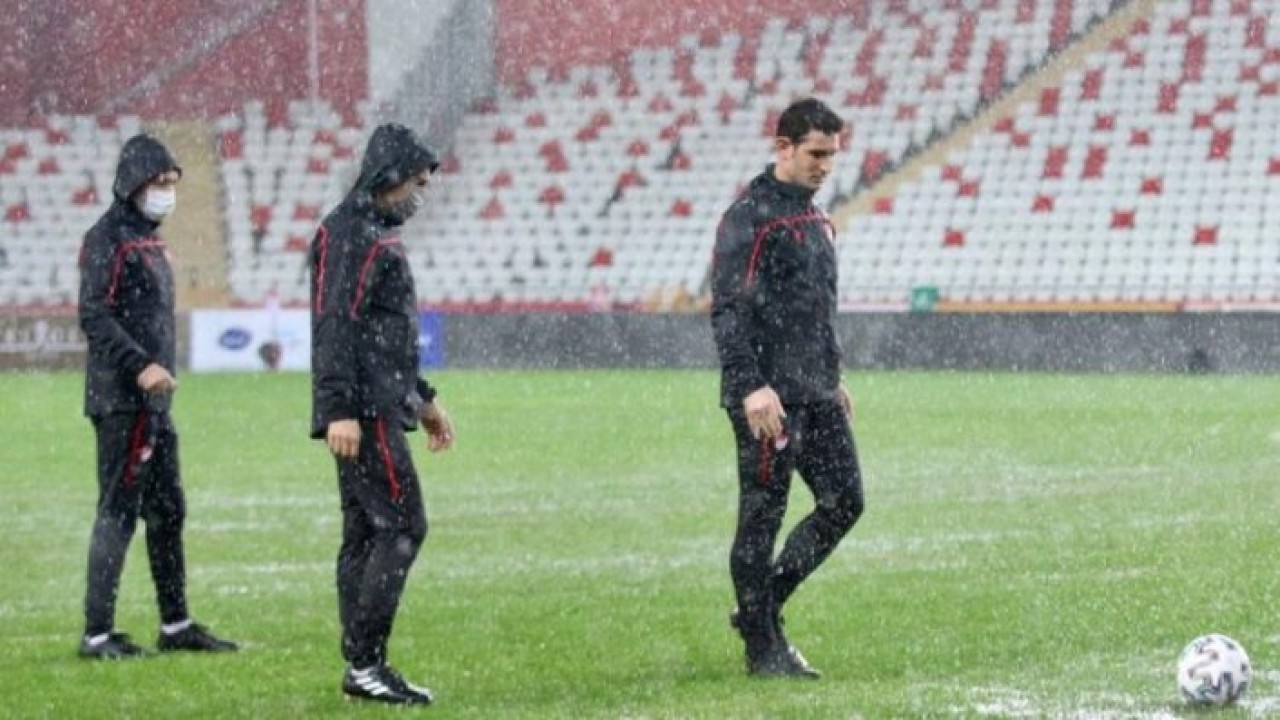 Antalya'yı yağmur vurdu: Antalyaspor-Hatayspor maçı ertelendi
