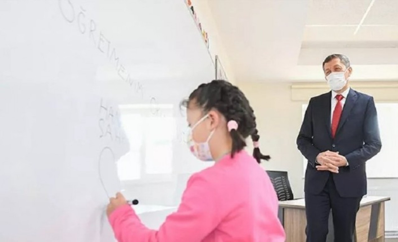 Bakan Selçuk müjdeyi verdi: 50 bin tablet dağıtılacak