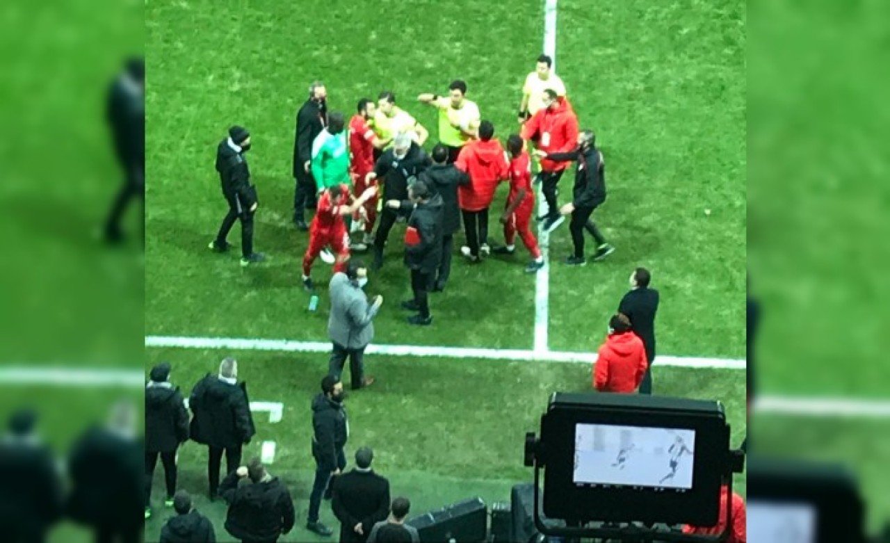 Beşiktaş - Sivasspor maçının devre arasında Hakan Arslan kırmızı kart gördü