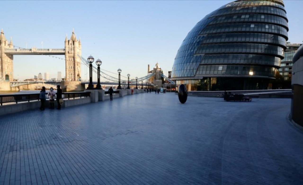 Bir ülke daha İngiltere'ye uçuşları durdurdu