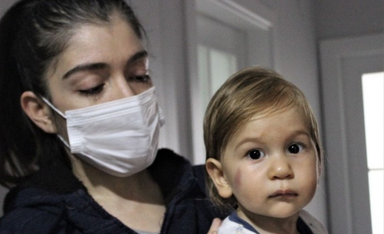 Bursa'da kucağındaki bebekle 20 köpeğin saldırısına uğradı