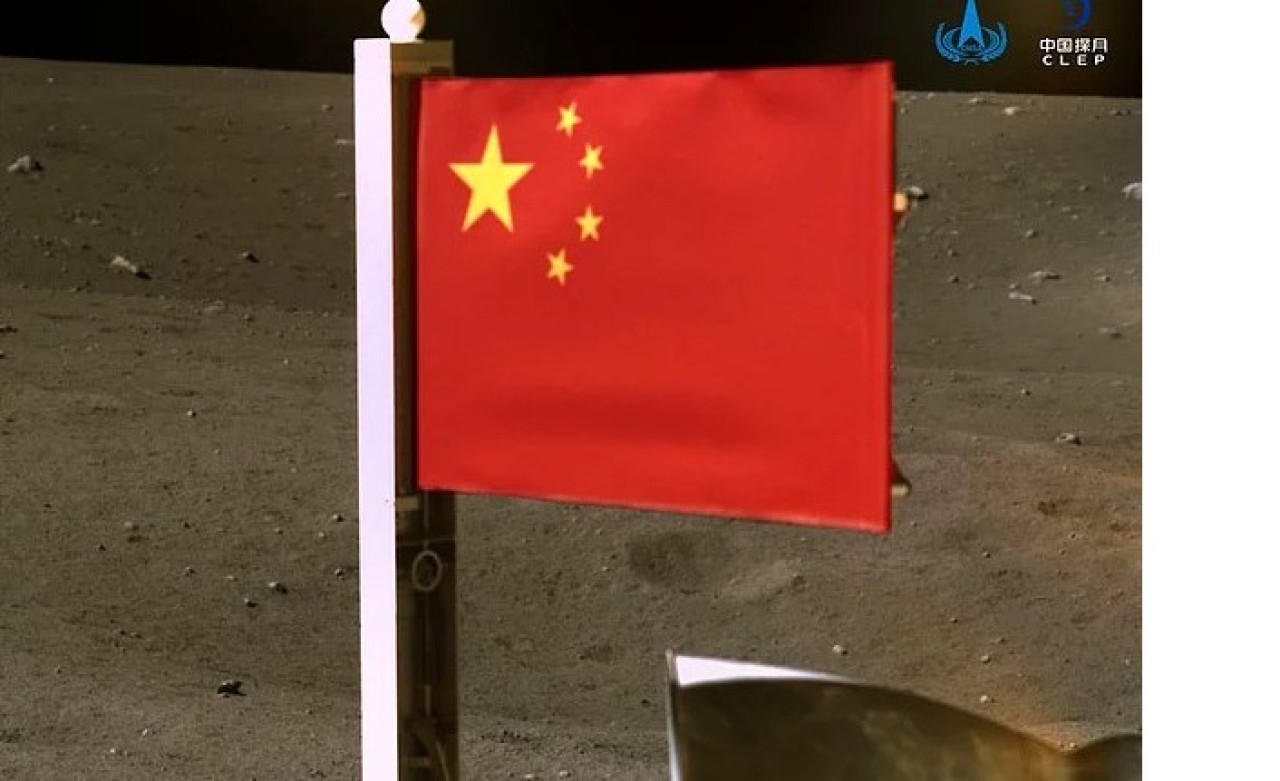 Çin,  Dünya'ya dönüş yolculuğundan önce Ay'a bayrağını dikti