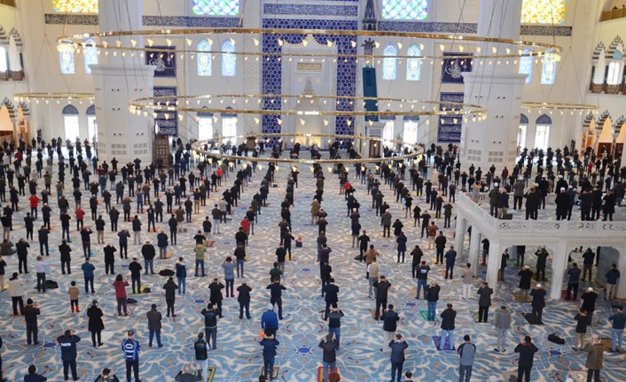 Cuma namazından sonra camilerde yağmur duası edildi!