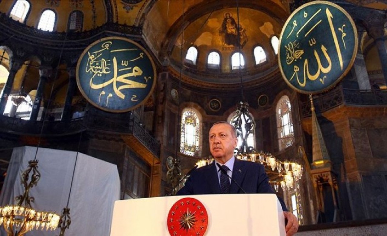 Cumhurbaşkanı Erdoğan'dan Ayasofya'ya hat tablosu bağışı