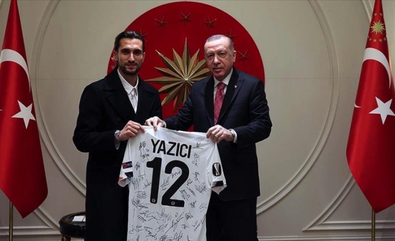 Cumhurbaşkanı Erdoğan'a Yusuf Yazıcı'dan forma