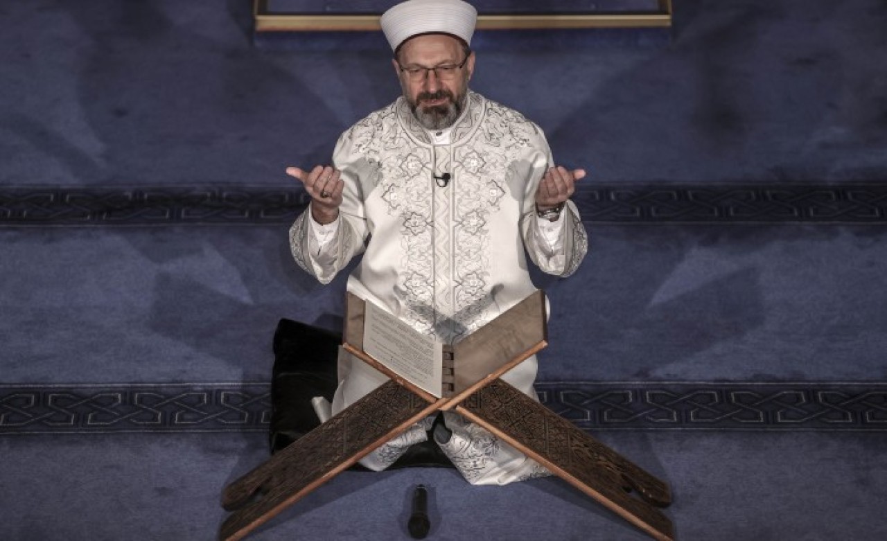 Diyanet İşleri Başkanı Erbaş,  salgında ve afetlerde yaşamını yitirenler için dua etti