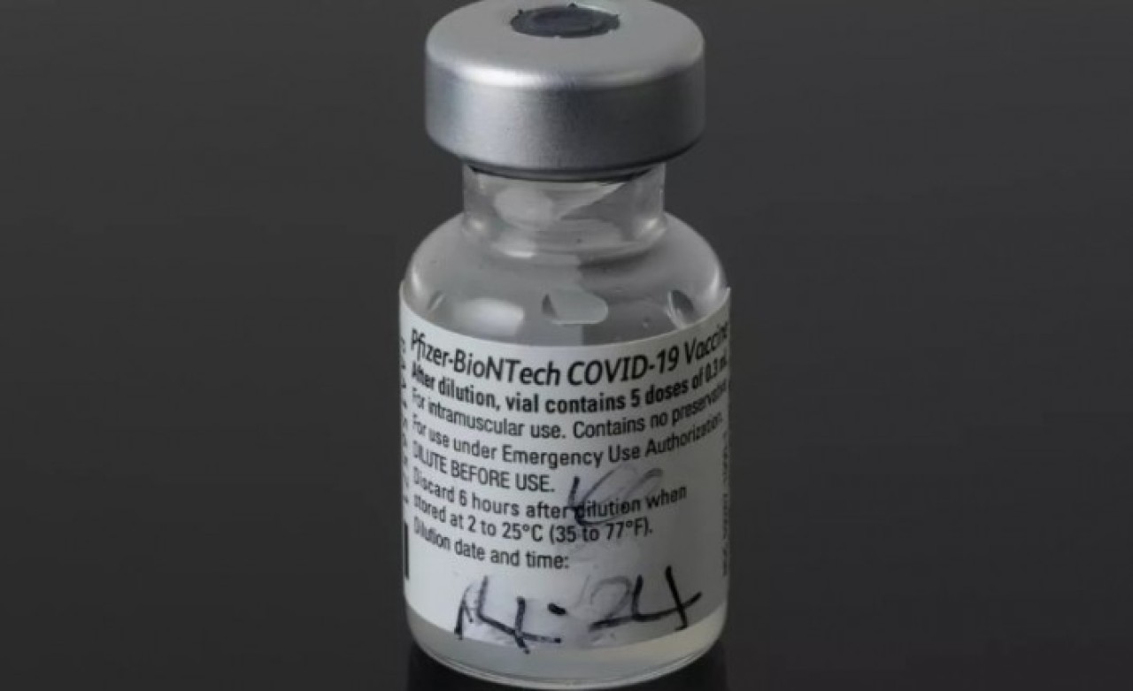 Dünyada ilk uygulanan koronavirüs aşısının şişesi ve şırıngası müzeye konuldu