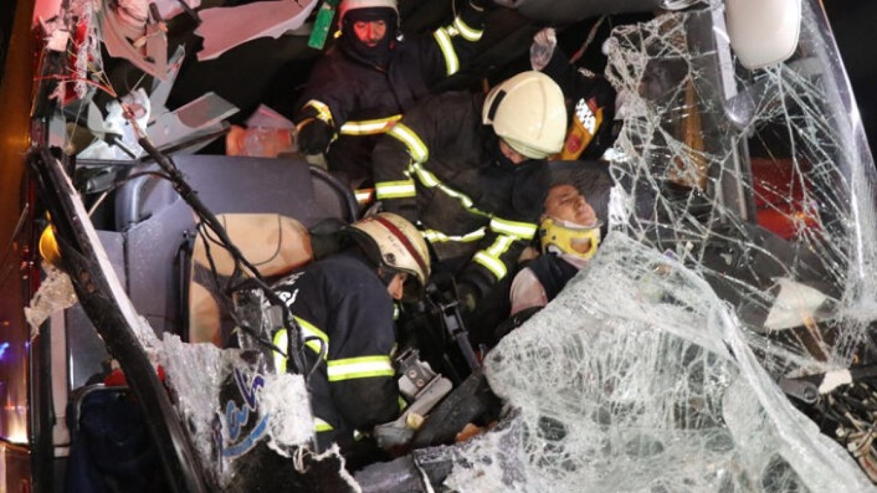 Düzce'de feci kaza: Otobüs kamyona çarptı,  16 yaralı