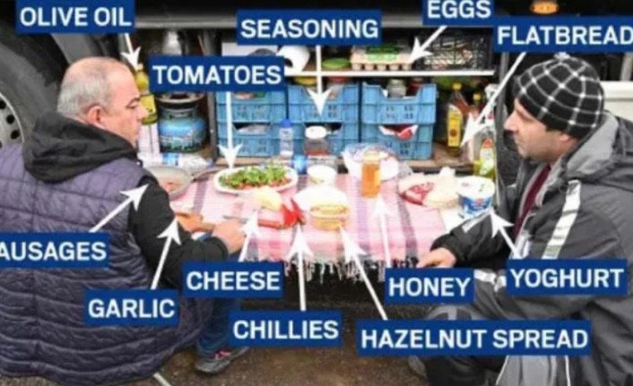 İngiltere'de mutasyon kuyruğunda bekleyen Türk şoförlerin kahvaltısı olay oldu