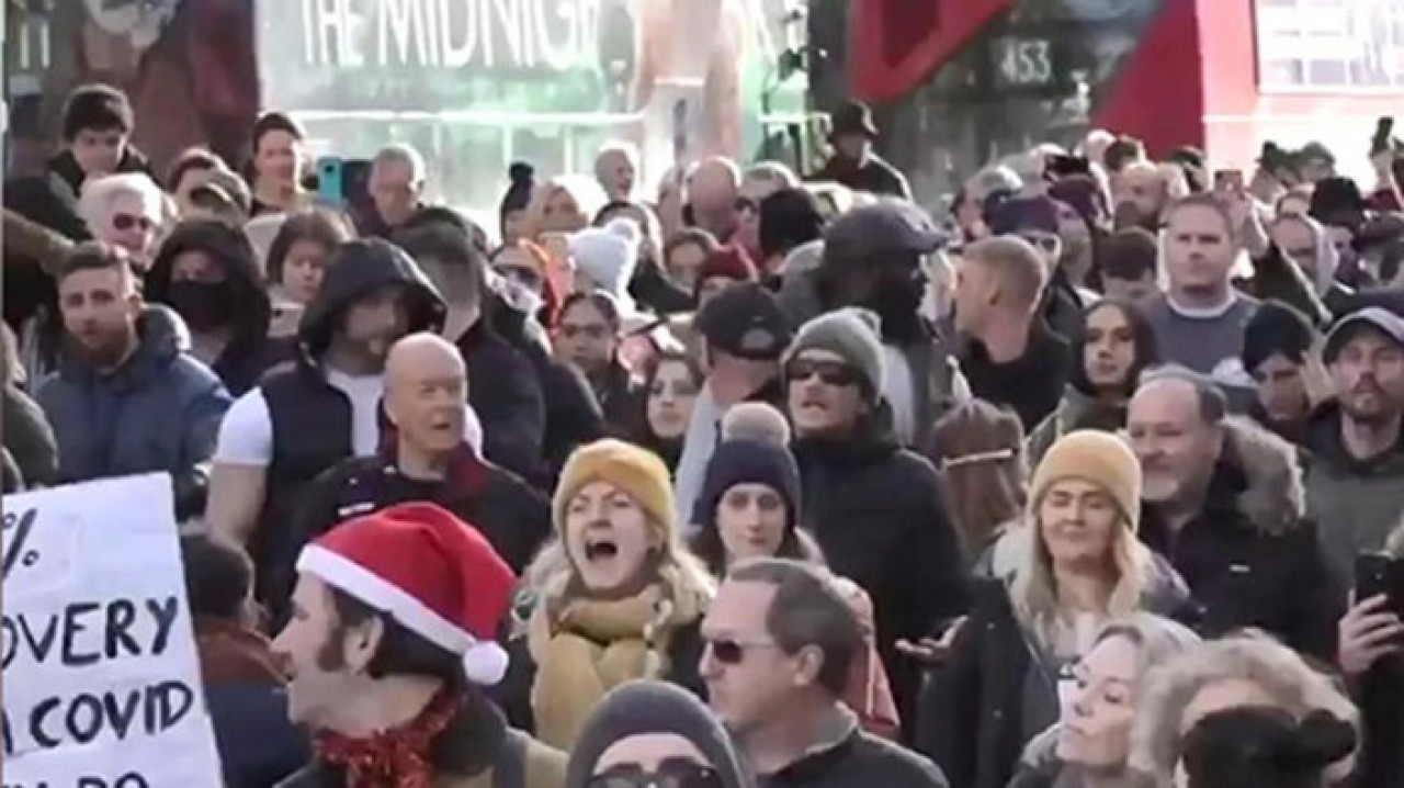 İngiltere'de isyan çıktı: 27 gözaltı