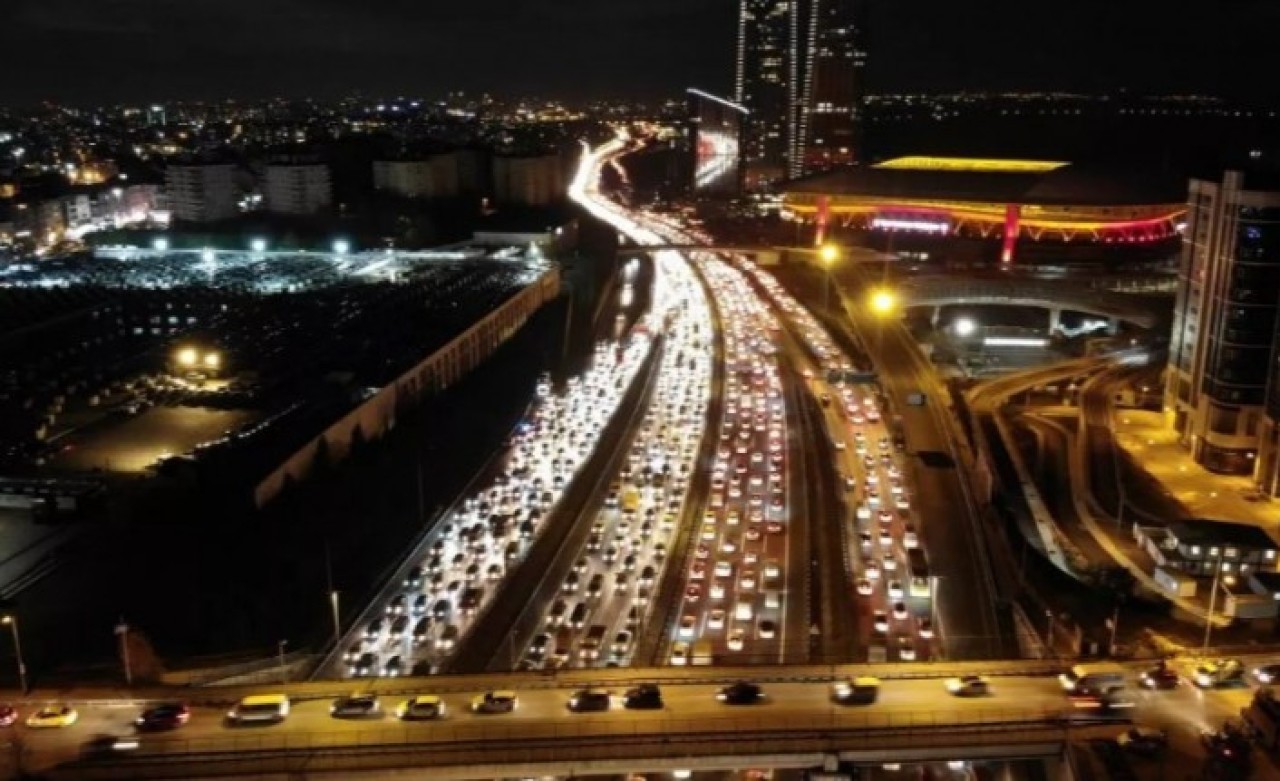 İstanbul'da kısıtlama öncesi trafik kilitlendi!
