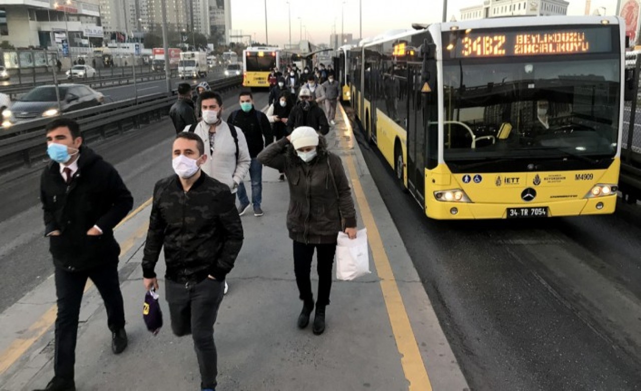 İstanbul'da toplu taşımada yeni önlemler! Metrobüs ve vapur saatleri değişti