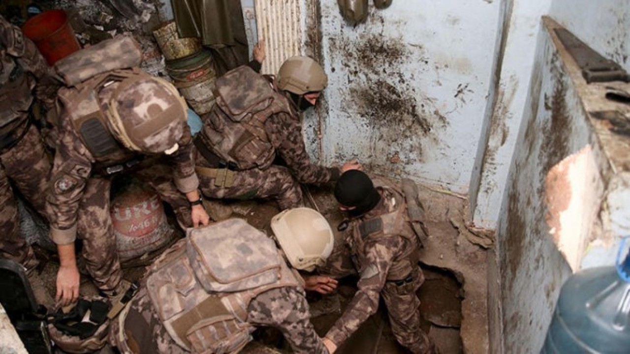 İstanbul'da operasyon: 30 metre derinliğinde tünel bulundu