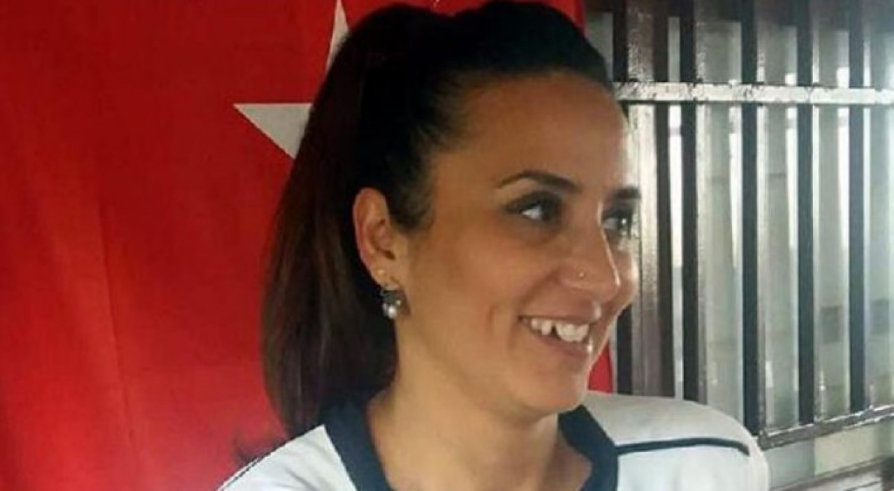 İzmir'de oğlunun bıçakladığı Betül Tuğluk öldü
