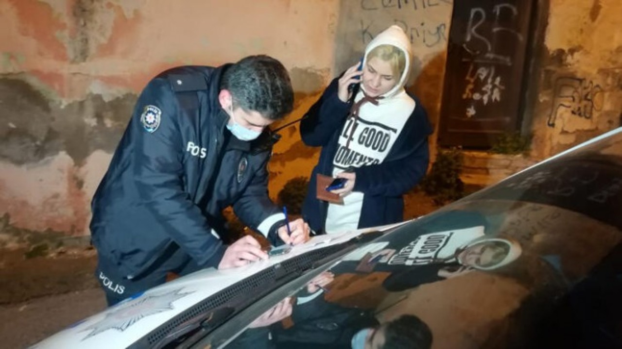 İzmir'de polisin kovaladığı sürücü araçtaki 2 kadını bırakıp kaçtı