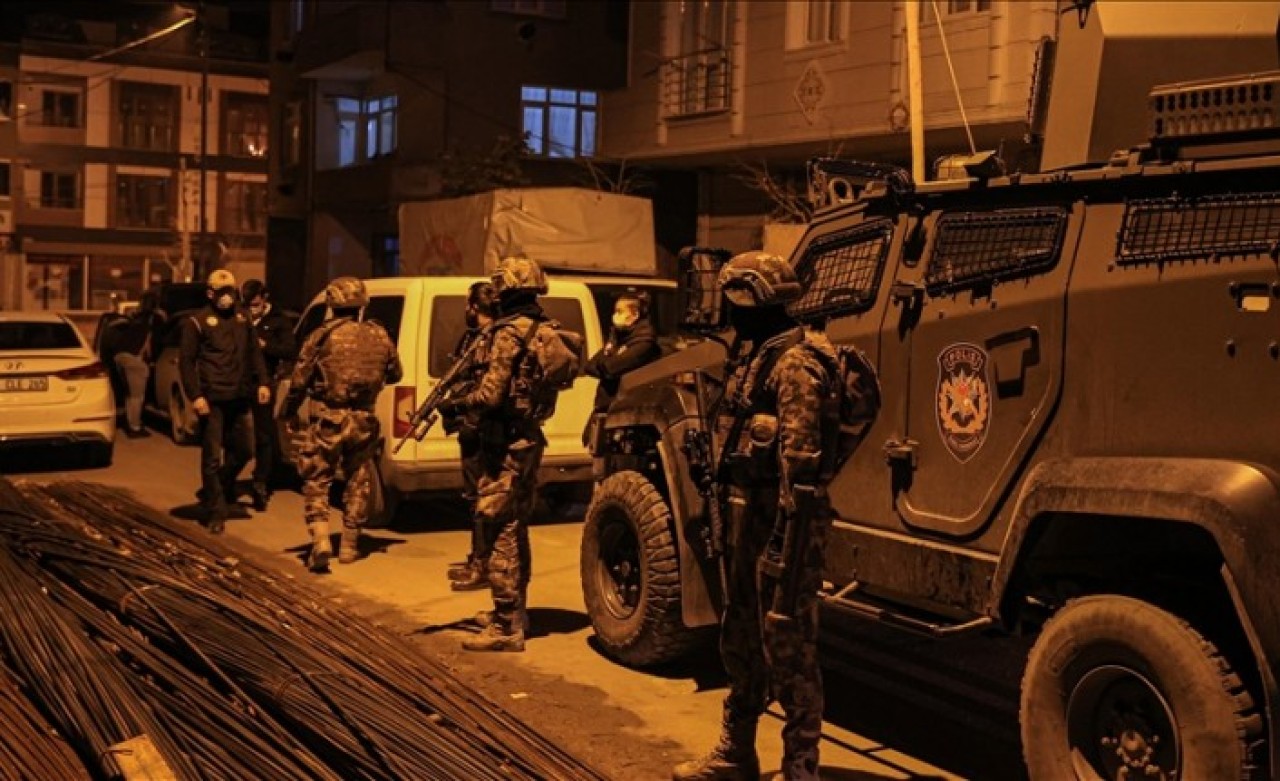 Koçbaşı ile kapılar kırıldı,  kaçmak isteyenler kıskıvrak yakalandı: İstanbul'da büyük operasyon