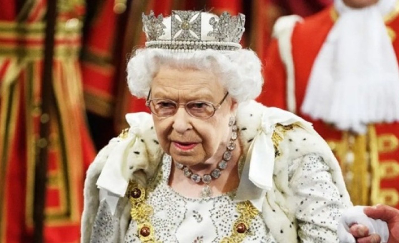 Kraliçe Elizabeth’i soydular!