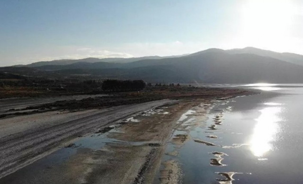 Kuraklık Salda Gölü'nü etkiledi: Su seviyesi azalan gölde küçük adacıklar oluştu