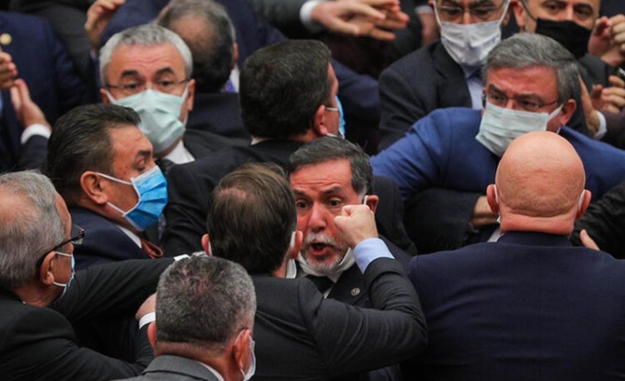 Meclis'te yumruk yumruğa kavga: Böylesi görülmedi!