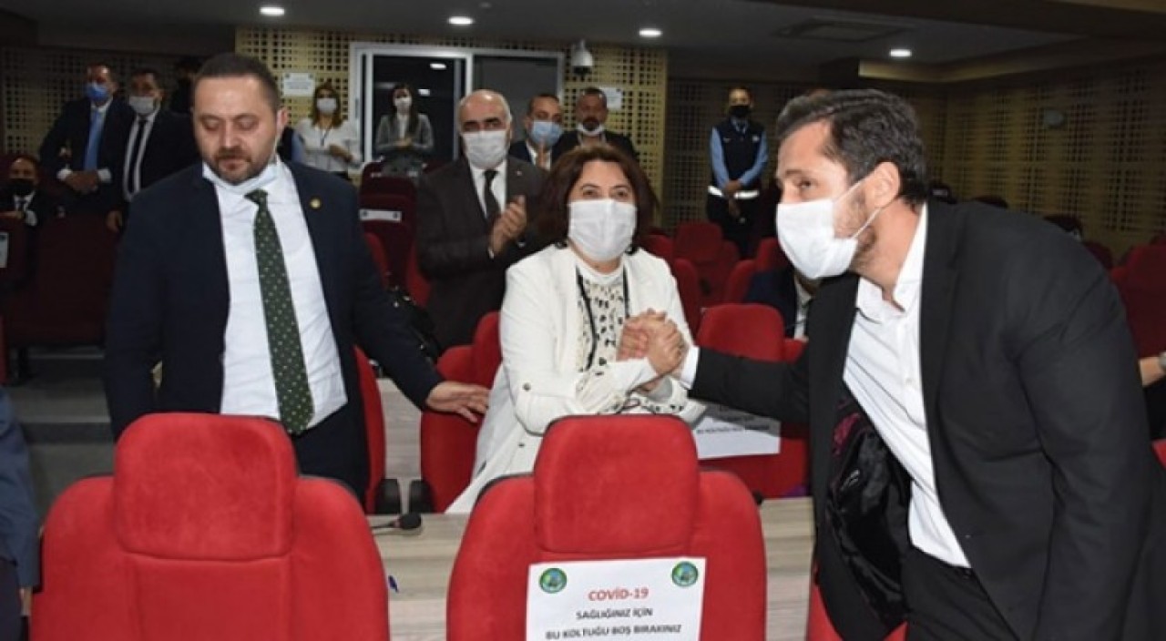 Menemen'in yeni belediye başkanı kurayla Deniz Karakurt oldu