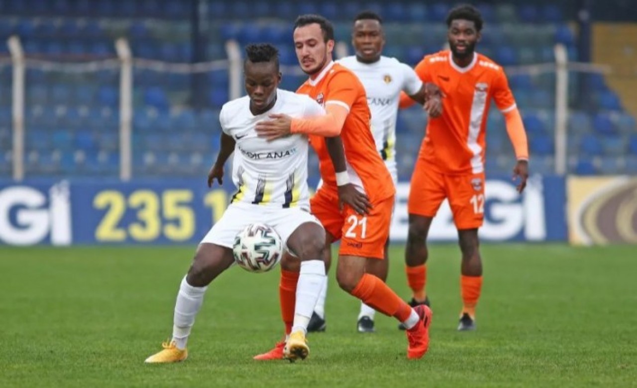 Menemenspor-Adanaspor maçında kural ihlali