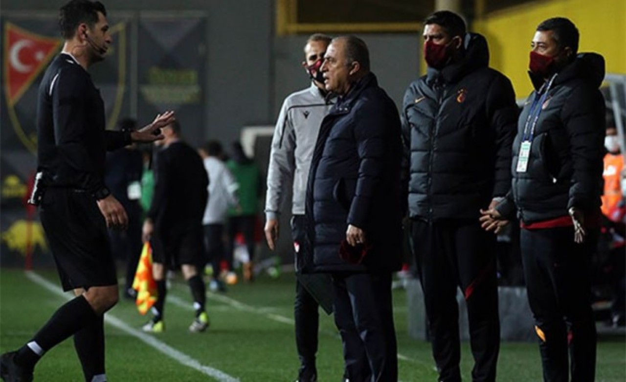 Mustafa Öğretmenoğlu'na sert tepki: Penaltı uydurdu,  madem gözün yemeyecekti Fatih Terim'i neden attın?