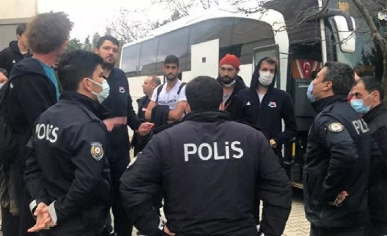 Seyircisiz maçta olay çıktı: Polis biber gazıyla müdahale etti