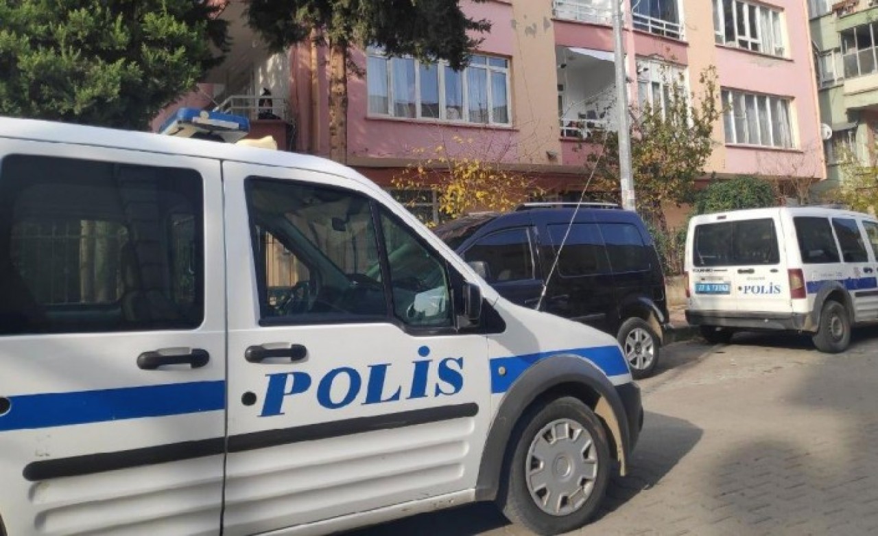 Silahını temizleyen genç komiser yardımcısı,  kendini başından vurdu