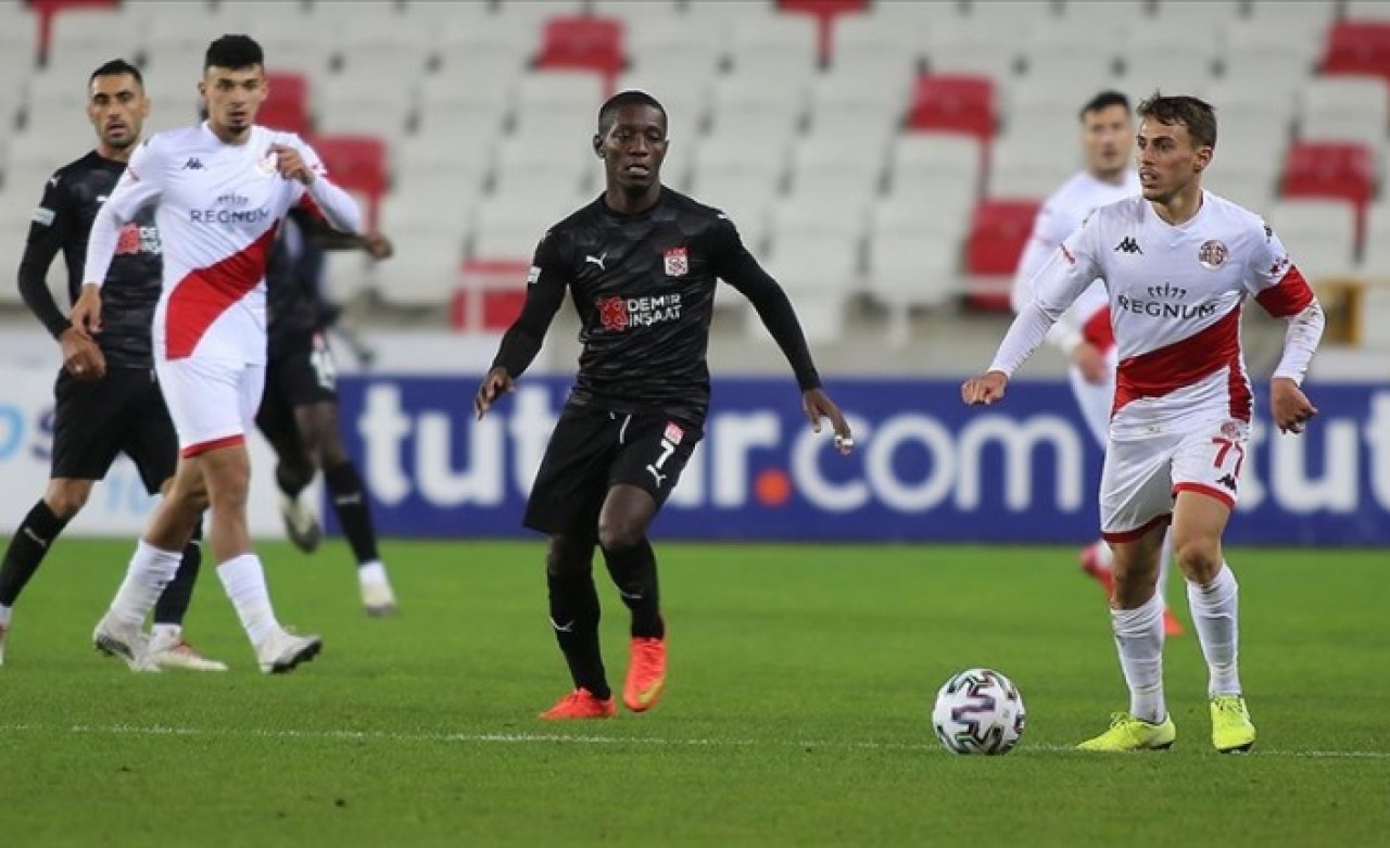 Sivasspor - Antalyaspor: Penaltı VAR'dan döndü