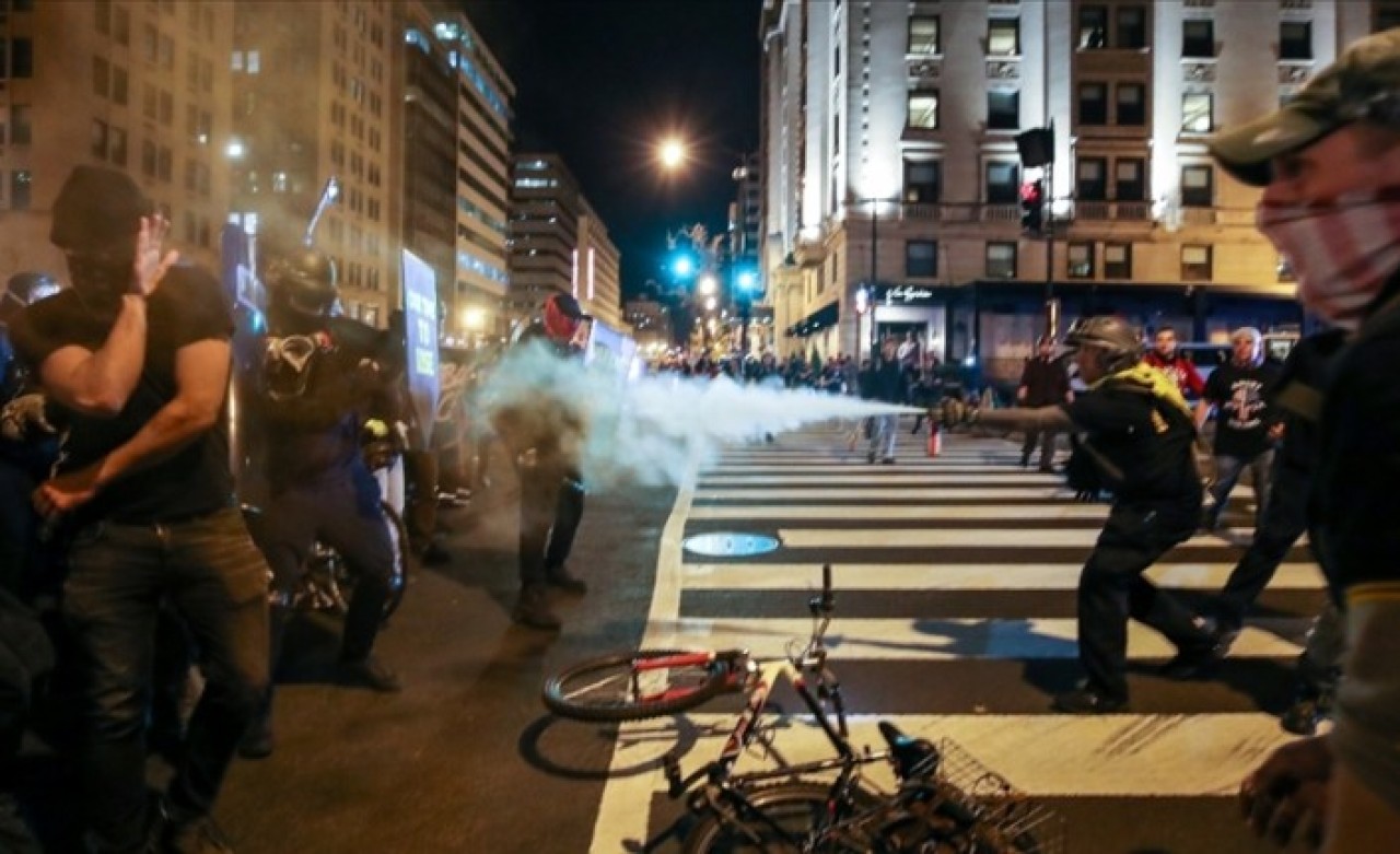 Trump binlerce kişiyi sokağa döktü: Washington'da kan aktı