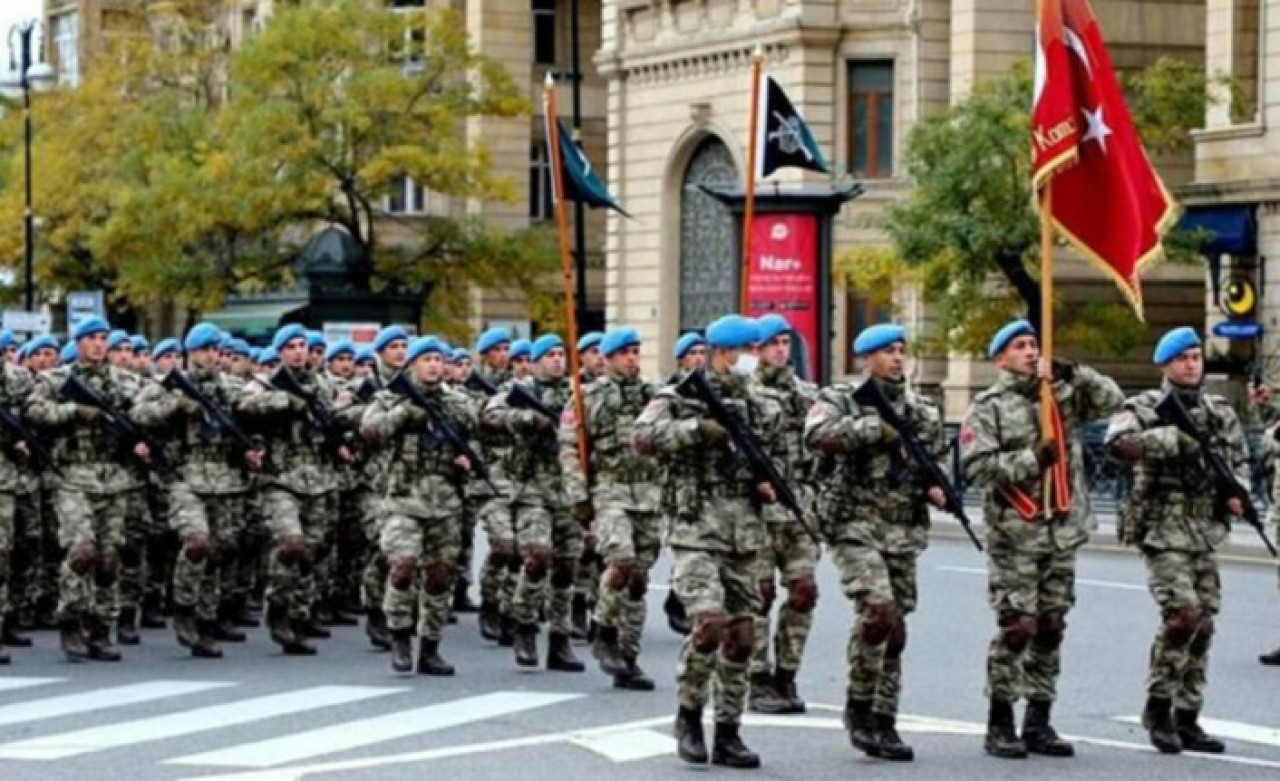 Türk ordusunun adımları Bakü sokaklarını inletti: Görüntüler tüyleri diken diken ediyor