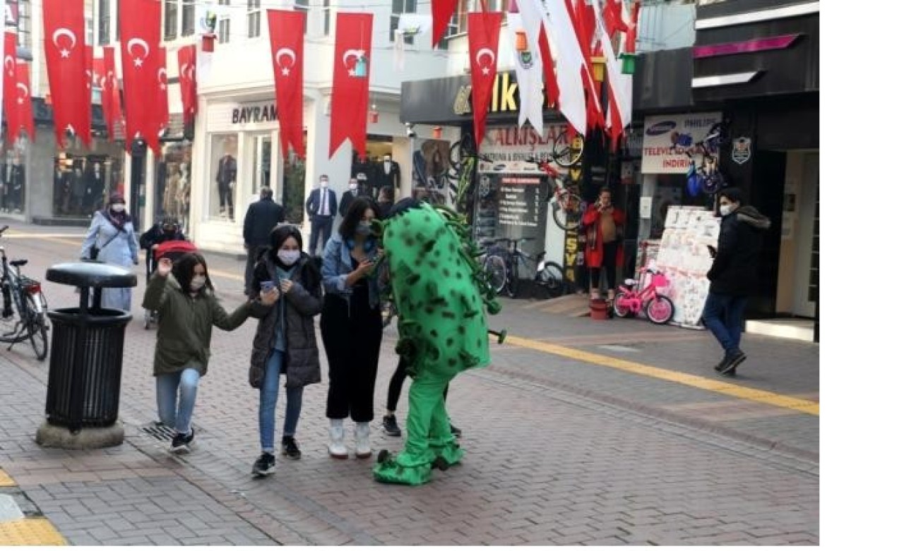 Virüs kıyafeti giydi: Vatandaşı böyle uyardı