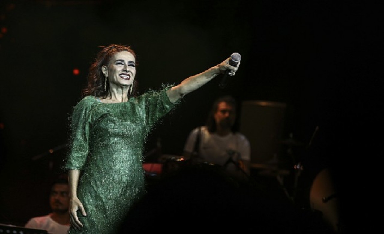 Yıldız Tilbe,  aşı ve HES kodu başta olmak üzere her şeye karşı çıktı: Devlet dahi yaptıramaz