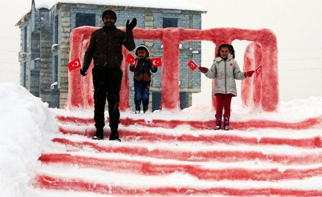 Akar,  kızı Hira için kardan Anıtkabir maketi yapan Hakkarili Mehmet Şerif Karahan ve ailesini  Ankara'ya davet etti