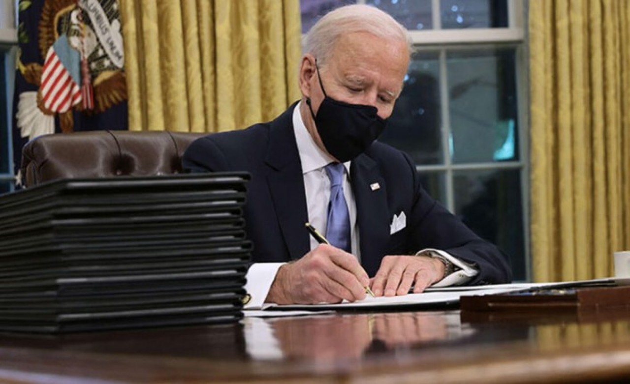 Biden,  Beyaz Saray'a oturur oturmaz Trump'ın kararlarını yerle bir etti: Müslüman ülkelere olan yasağı da kaldırdı