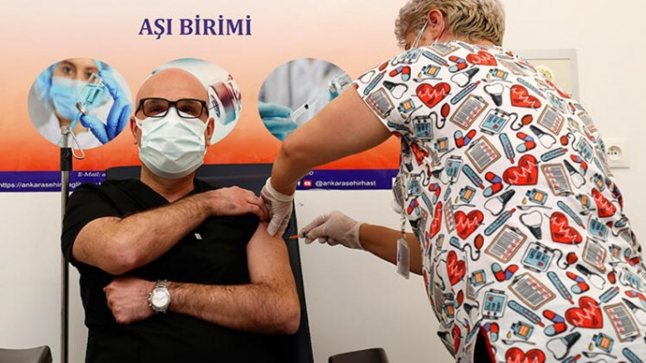 Bilim Kurulu Üyesi Doç. Dr. Afşin Emre Kayıpmaz açıkladı: Koronavirüs aşısının yan etkileri ortaya çıktı