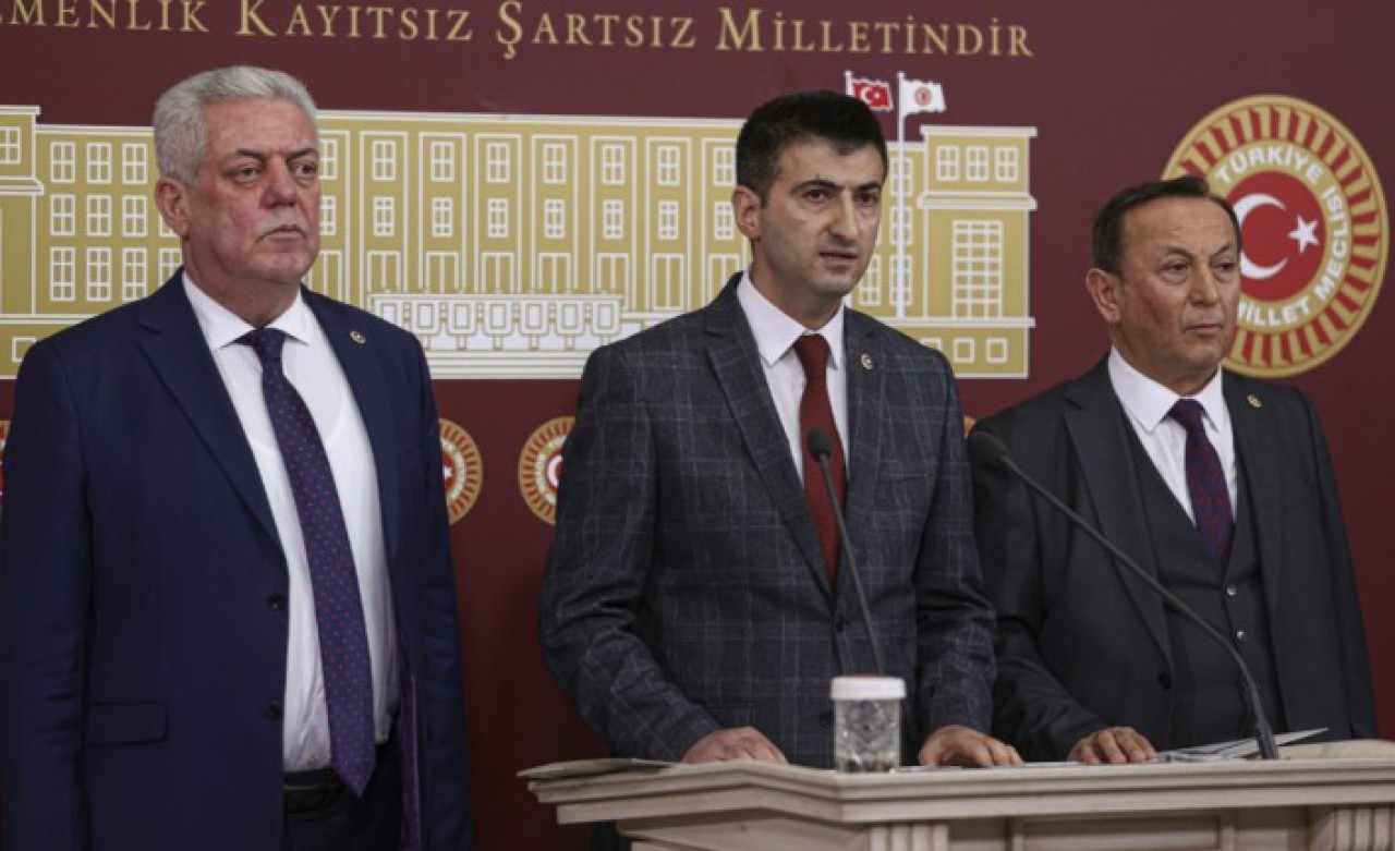 CHP'li Milletvekilleri Mehmet Ali Çelebi,  Hüseyin Avni Aksoy ve Özcan Özel istifa etti