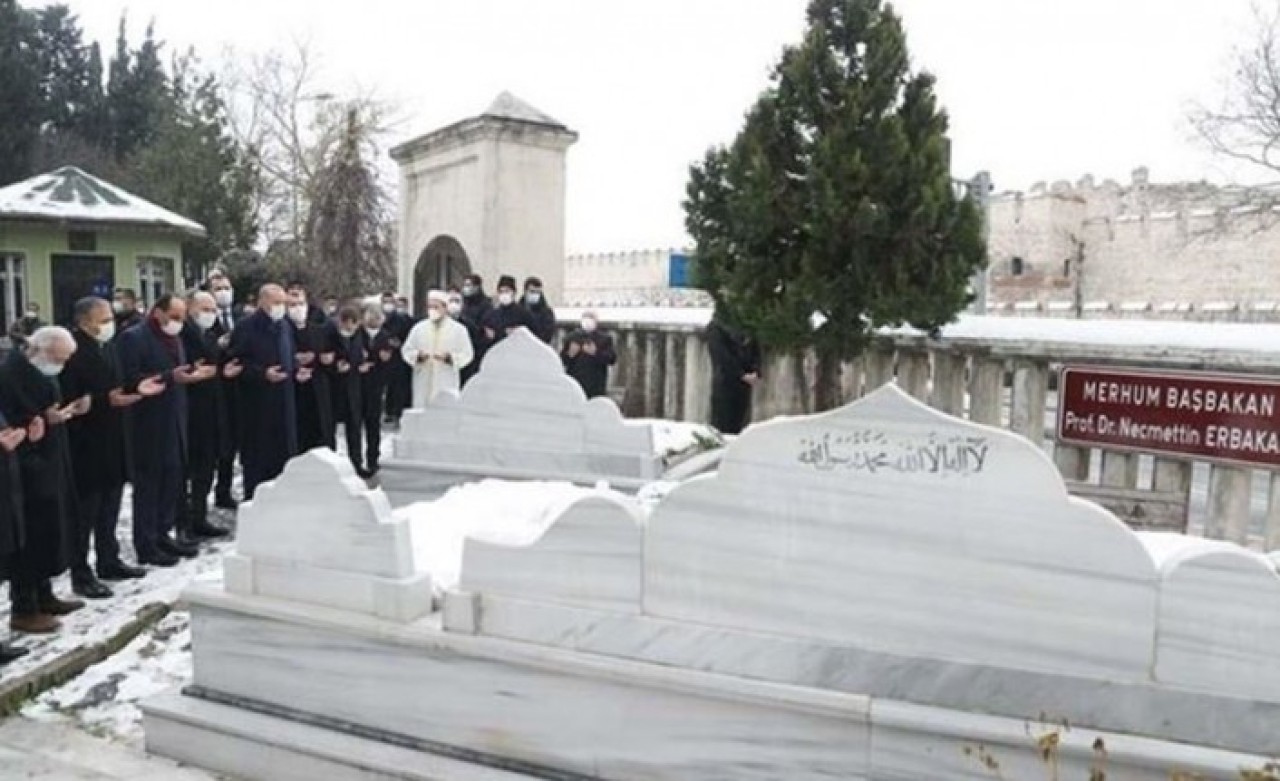 Cumhurbaşkanı Erdoğan,  Erbakan'ın mezarını ziyaret etti