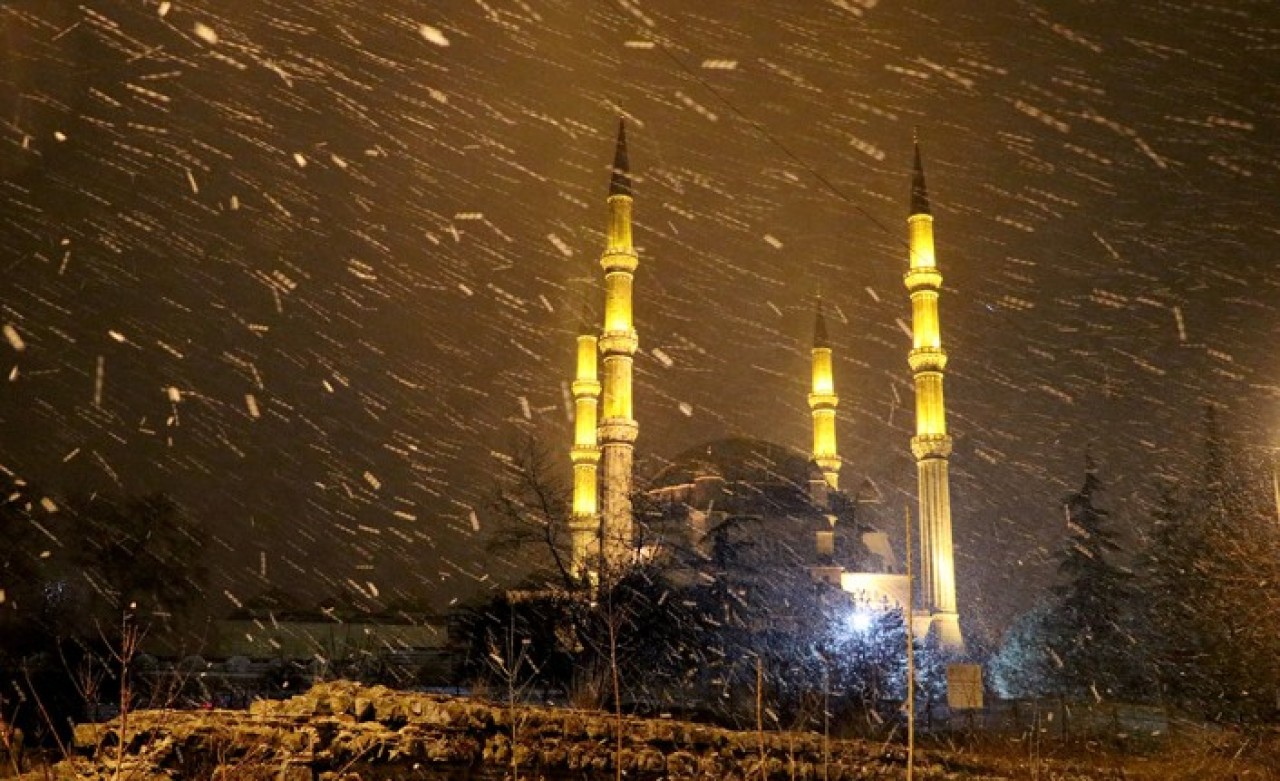 Edirne'de kar yağışı başladı: Çevre yolu trafiğe kapandı