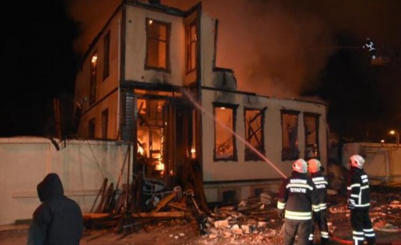 Edirne'de tarihi müftülük binası tamamen yandı
