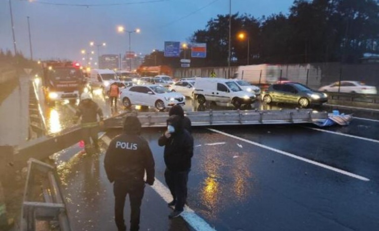 Fırtına İstanbul'u esir aldı,  TEM Otoyolu'nda tabela devrildi: Trafik felç!