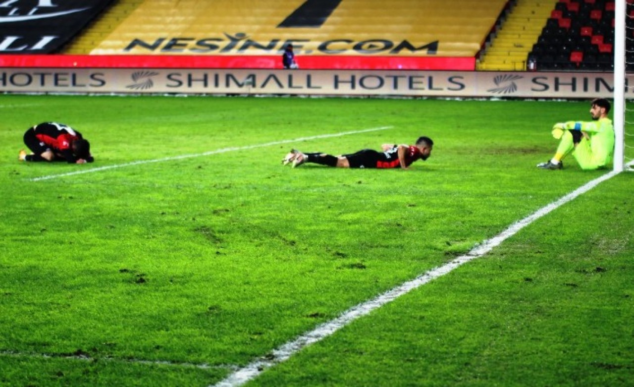 Gaziantep FK oyuncusu Morais,  kendi kalesine gol atınca takımdan ayrıldı
