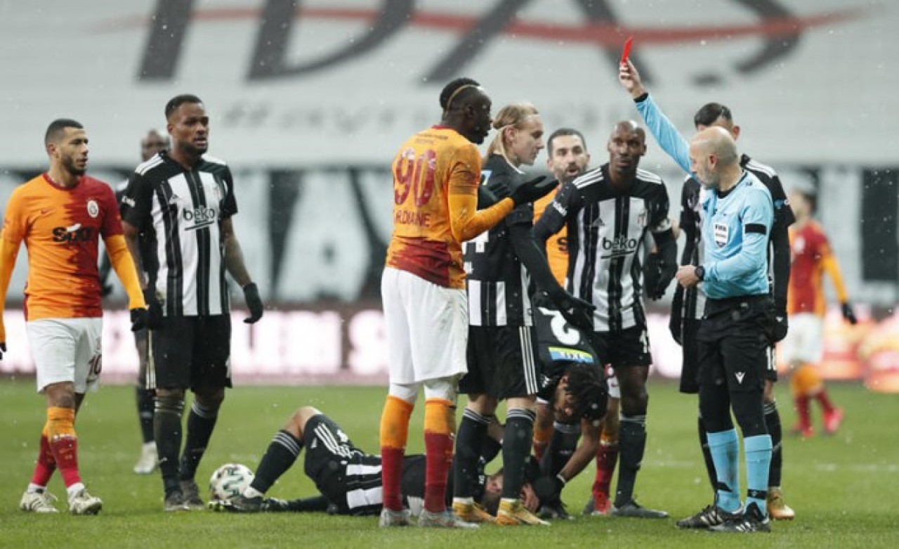 Hatalı kararları tek tek sıralandı: Derbinin hakemi Cüneyt Çakır'a sert eleştiri