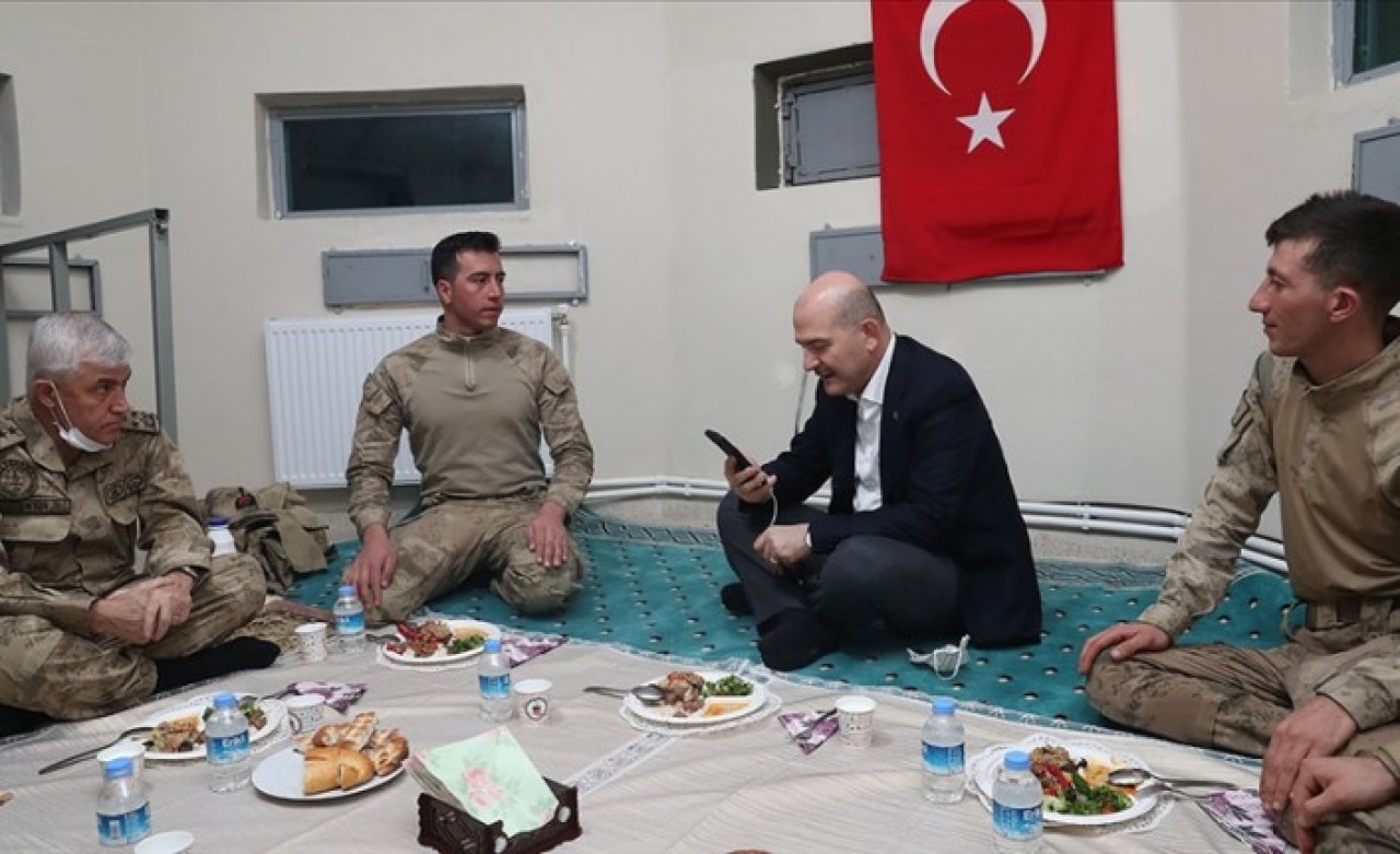 İçişleri Bakanı Soylu,  yeni yıla Belbuka kalekol üs bölgesindeki askerlerle girdi
