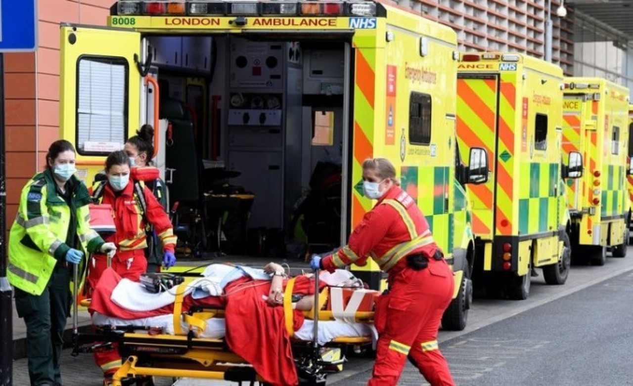 İngiltere'de son 24 saatte 1200 kişi öldü