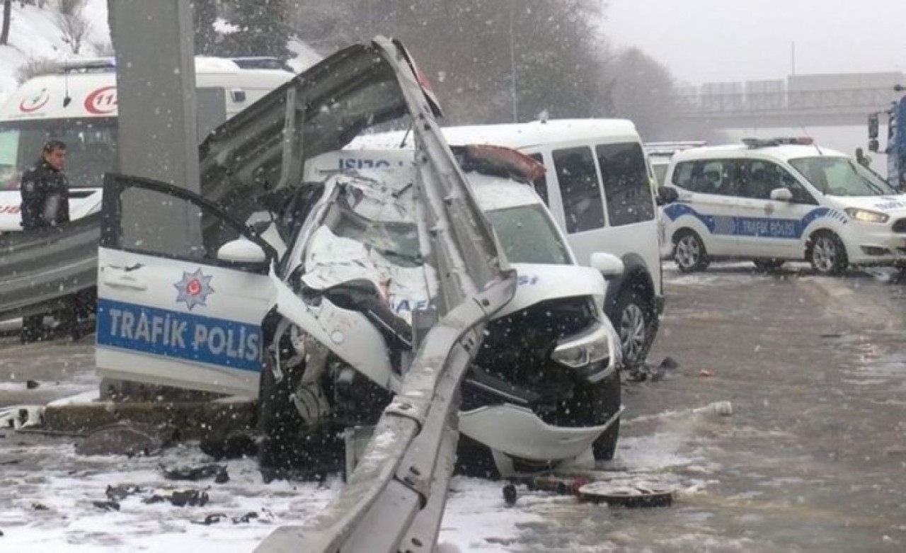 İstanbul'da sivil polis aracı resmi polis aracına çarptı: 3 polis hastaneye kaldırıldı